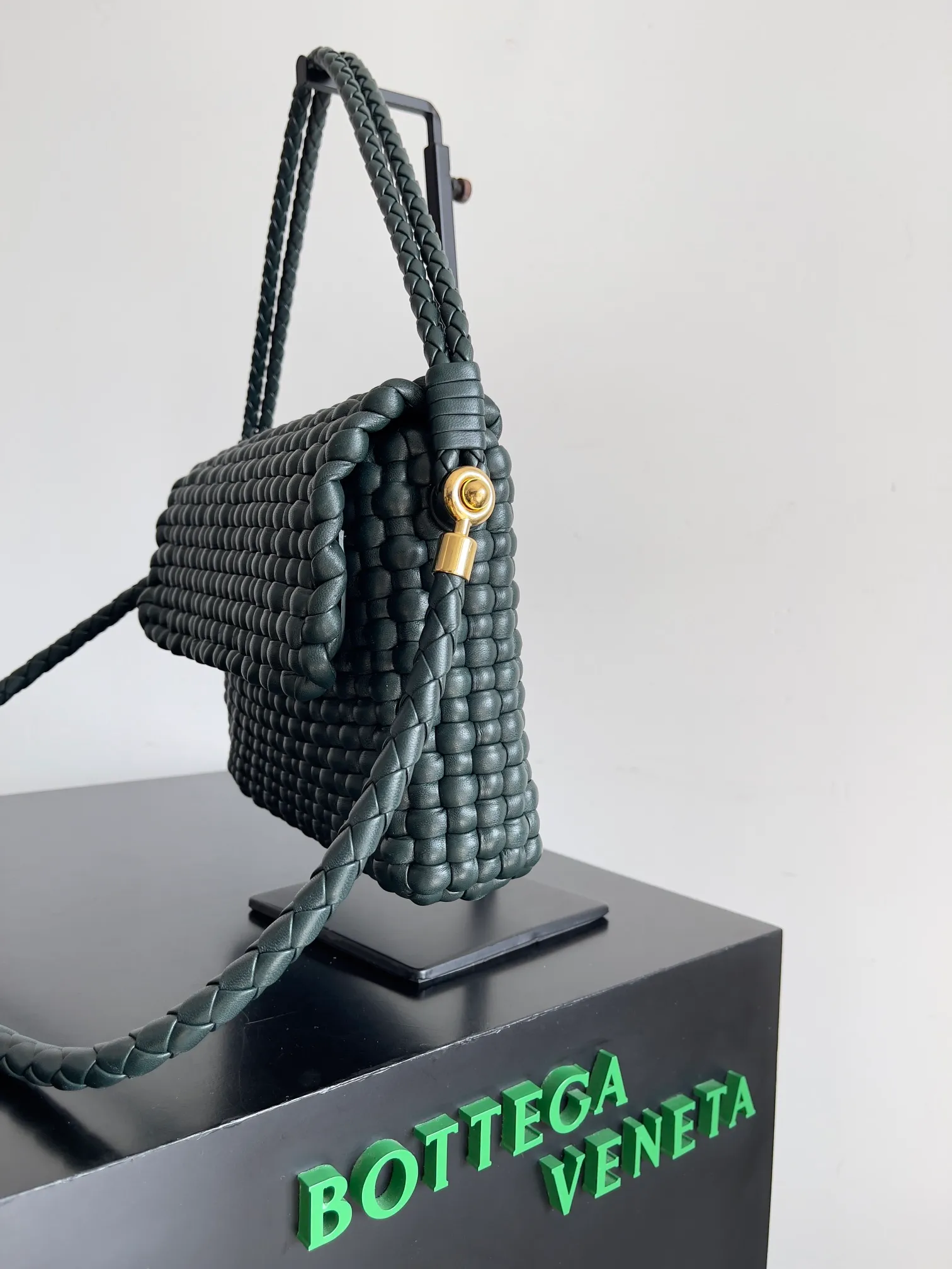 Batch 3120 Reshape the classics, Swing is back, BOTTEGA VENETA Bottega Veneta women's Swing shoulder bag is made of tubular quilted weaving technology. The unique vertical weaving of the bag is impressive. The overall style reveals a medieval style, which is in line with the current retro trend. It is simple and versatile without losing personality. It can be adapted to different styles for work and commuting. Both cross-body and hand carry are created with everyone in mind. It is a bag that does not lose its practicality and beauty [Hop Jump] [Hop Jump] Style No.: 764073 Size: 25*19*6